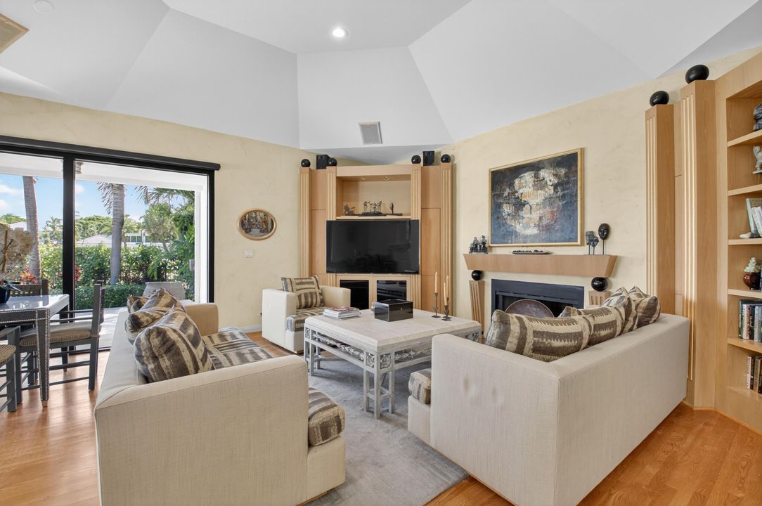 合同活跃: $4,450,000 (5 贝兹, 6 浴室, 5035 平方英尺)