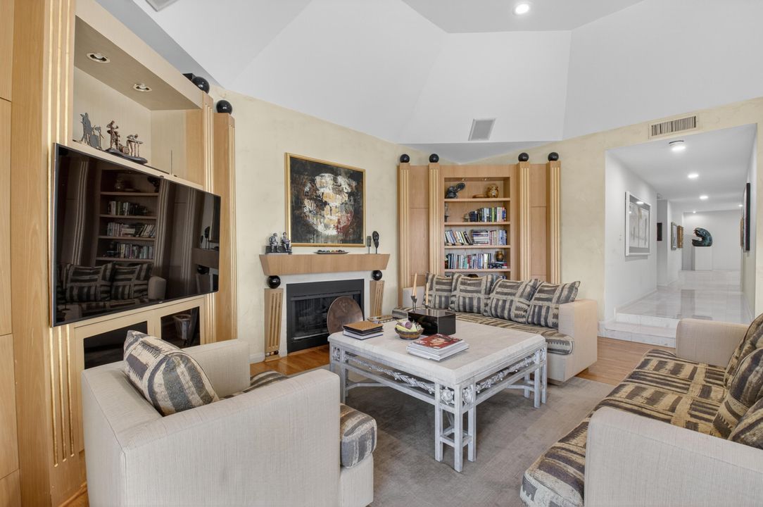 合同活跃: $4,450,000 (5 贝兹, 6 浴室, 5035 平方英尺)