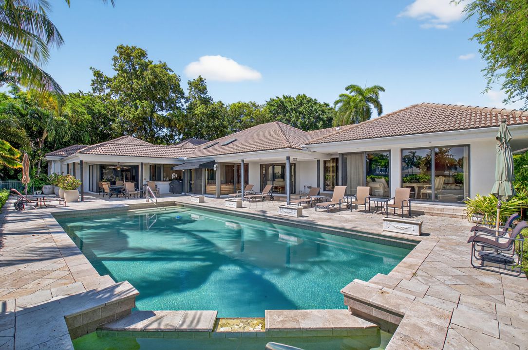 合同活跃: $4,450,000 (5 贝兹, 6 浴室, 5035 平方英尺)