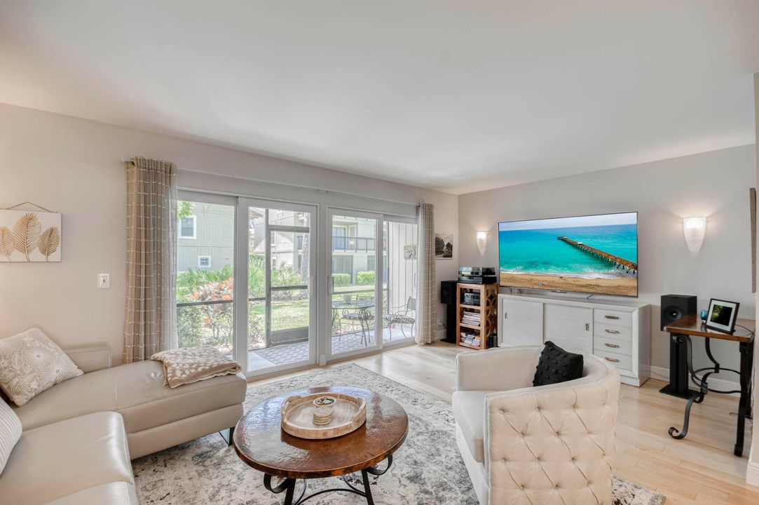 Под контрактом: $248,990 (2 спален, 2 ванн, 1230 Квадратных фут)