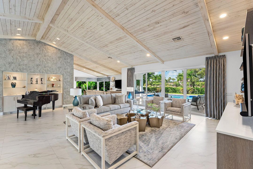 合同活跃: $2,399,000 (4 贝兹, 4 浴室, 3271 平方英尺)