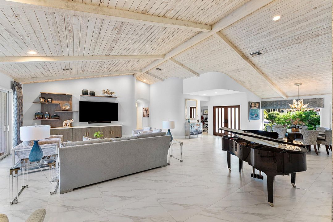 合同活跃: $2,399,000 (4 贝兹, 4 浴室, 3271 平方英尺)