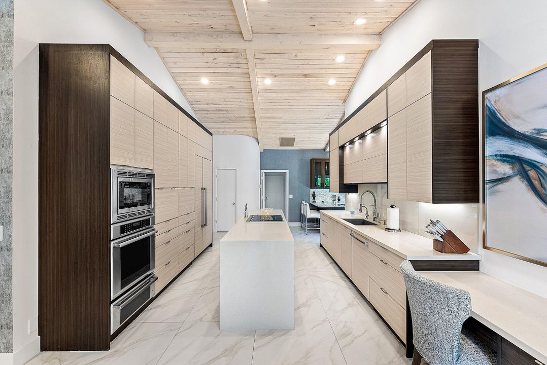 合同活跃: $2,399,000 (4 贝兹, 4 浴室, 3271 平方英尺)