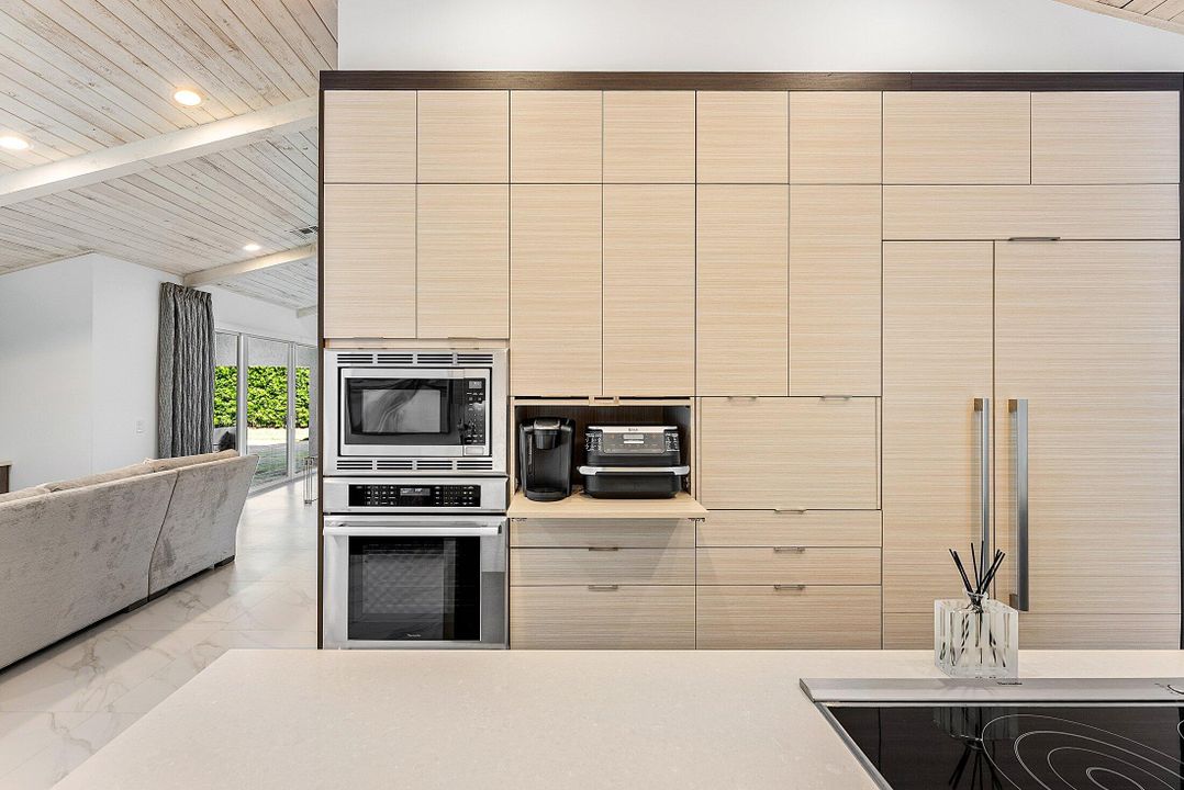 合同活跃: $2,399,000 (4 贝兹, 4 浴室, 3271 平方英尺)