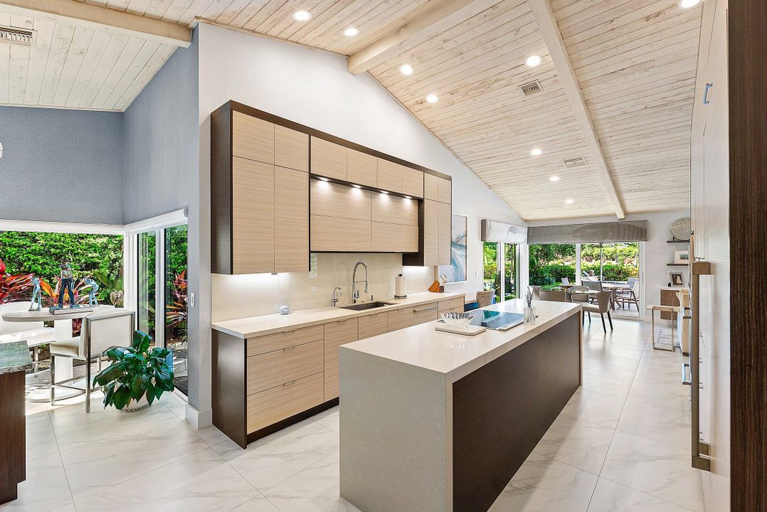 合同活跃: $2,399,000 (4 贝兹, 4 浴室, 3271 平方英尺)