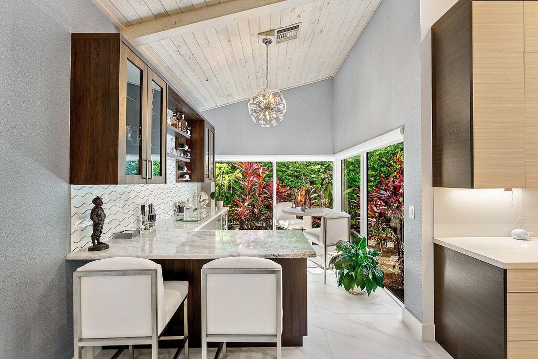 合同活跃: $2,399,000 (4 贝兹, 4 浴室, 3271 平方英尺)