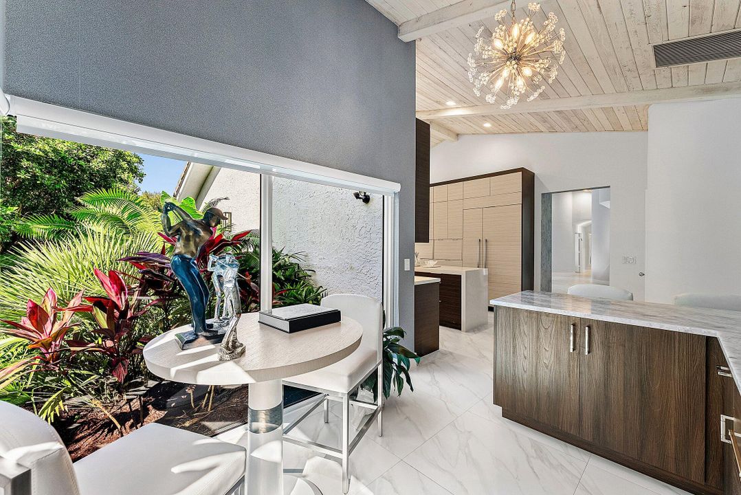 合同活跃: $2,399,000 (4 贝兹, 4 浴室, 3271 平方英尺)