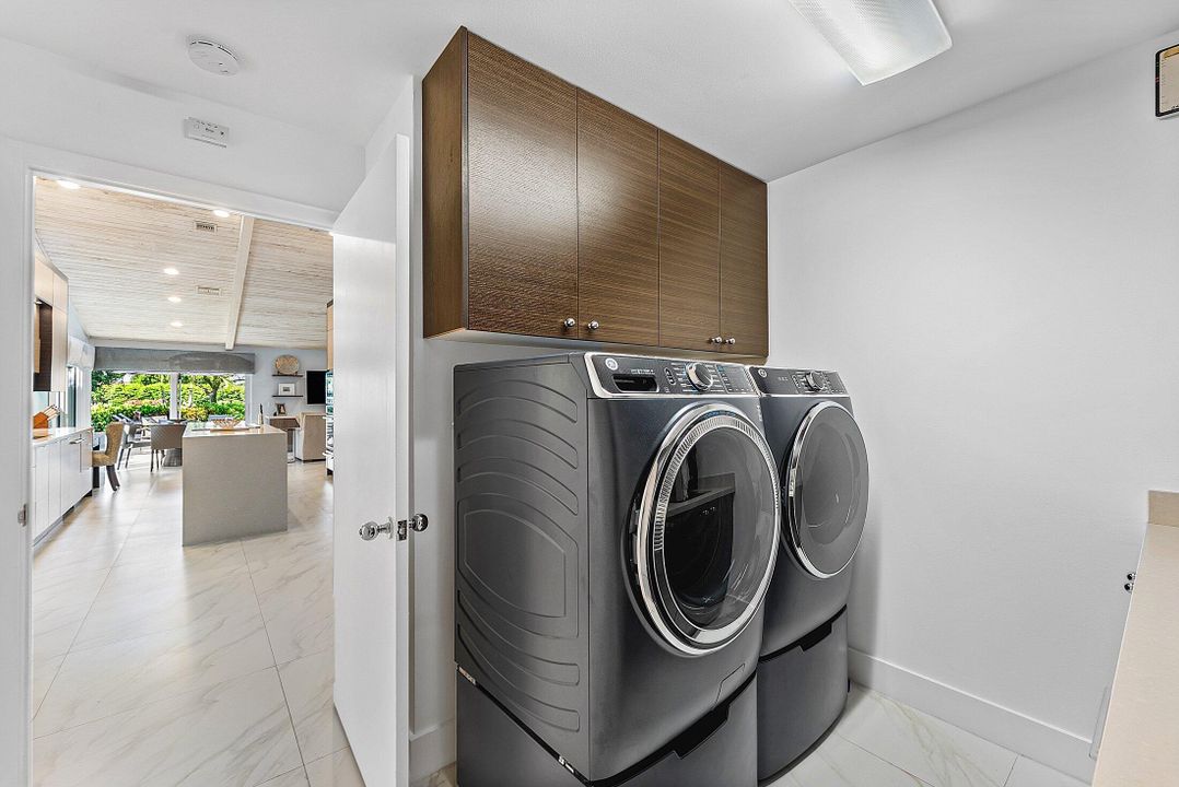 合同活跃: $2,399,000 (4 贝兹, 4 浴室, 3271 平方英尺)