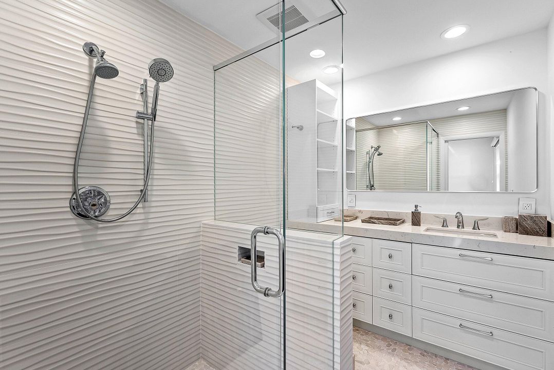 合同活跃: $2,399,000 (4 贝兹, 4 浴室, 3271 平方英尺)