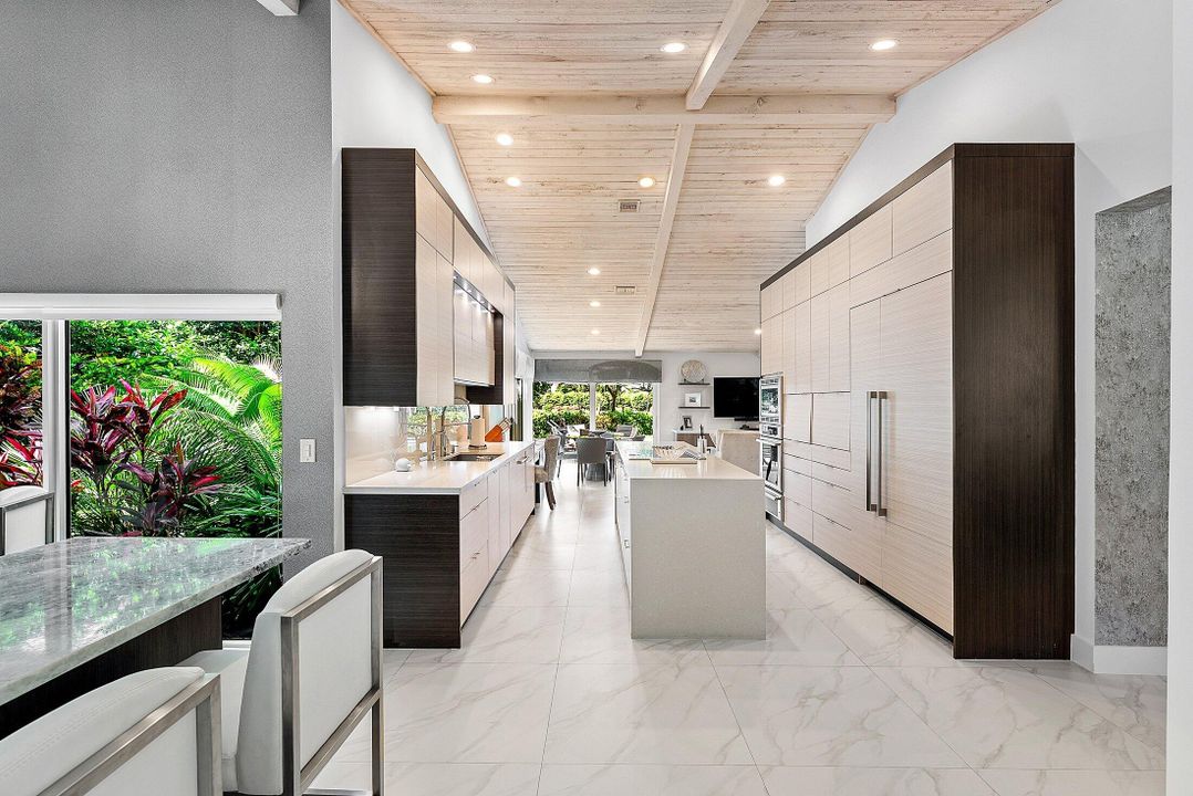 合同活跃: $2,399,000 (4 贝兹, 4 浴室, 3271 平方英尺)