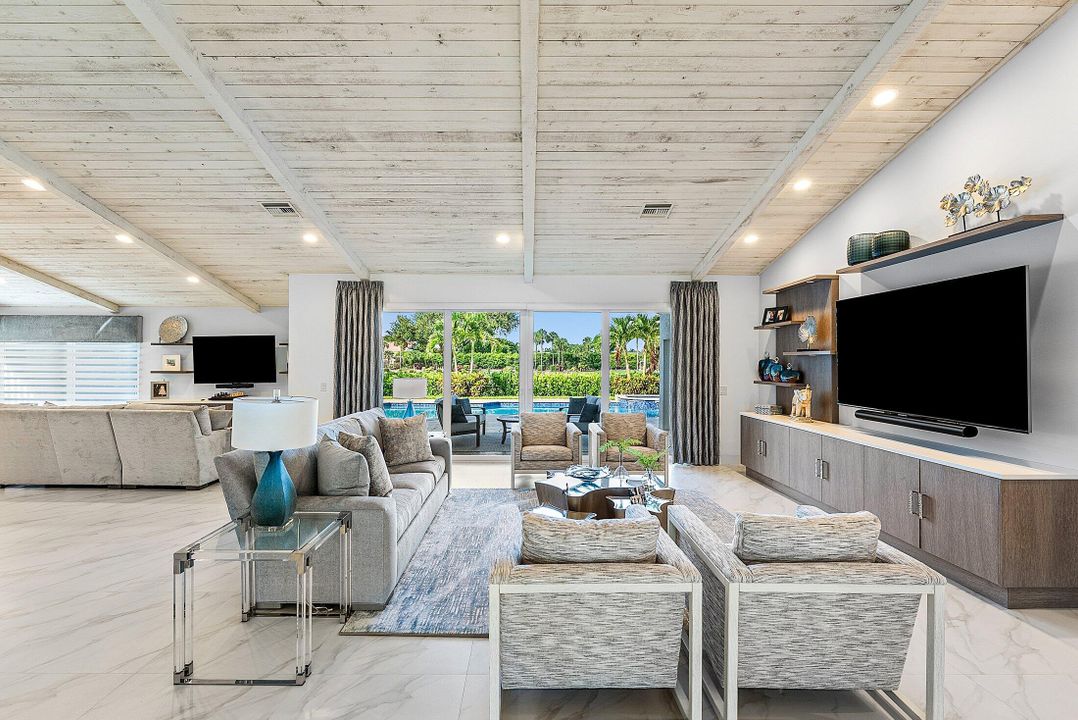 合同活跃: $2,399,000 (4 贝兹, 4 浴室, 3271 平方英尺)