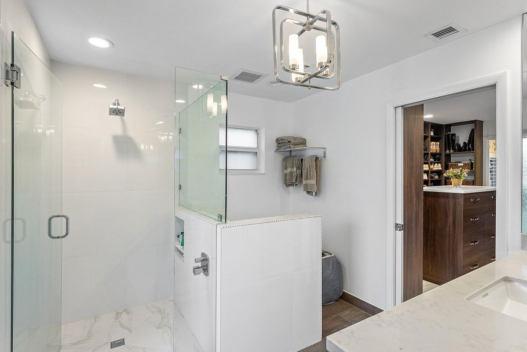 合同活跃: $2,399,000 (4 贝兹, 4 浴室, 3271 平方英尺)