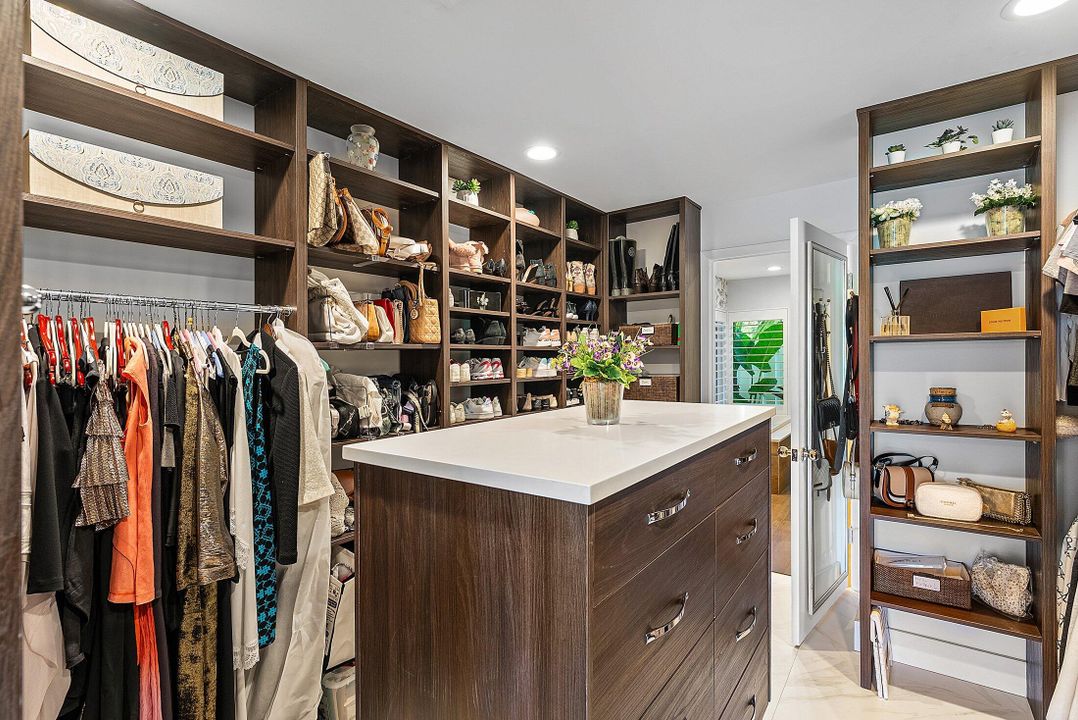 合同活跃: $2,399,000 (4 贝兹, 4 浴室, 3271 平方英尺)