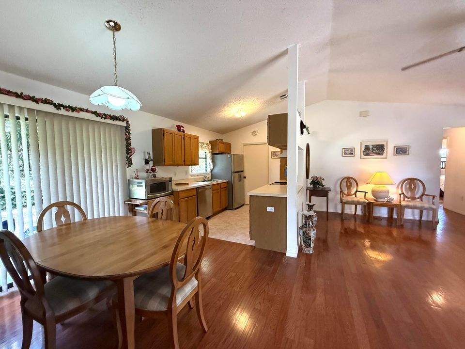 合同活跃: $500,000 (3 贝兹, 2 浴室, 1511 平方英尺)