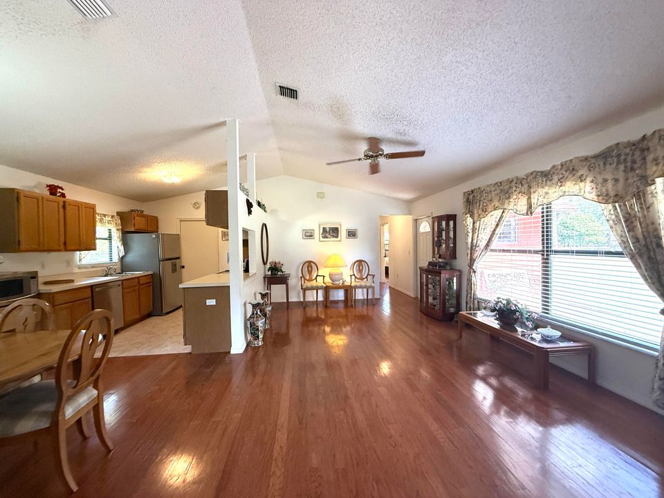 合同活跃: $500,000 (3 贝兹, 2 浴室, 1511 平方英尺)