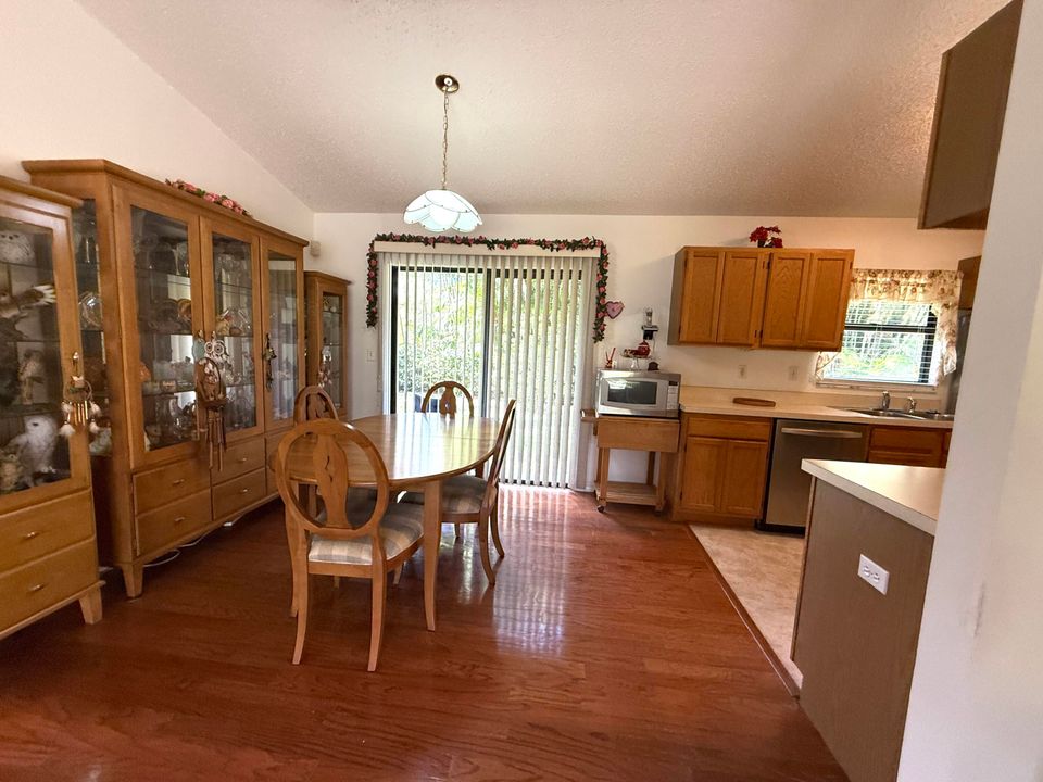 合同活跃: $500,000 (3 贝兹, 2 浴室, 1511 平方英尺)