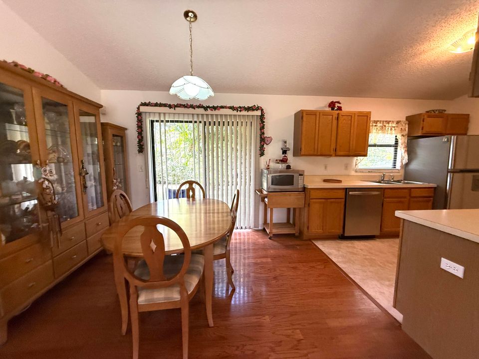 合同活跃: $500,000 (3 贝兹, 2 浴室, 1511 平方英尺)