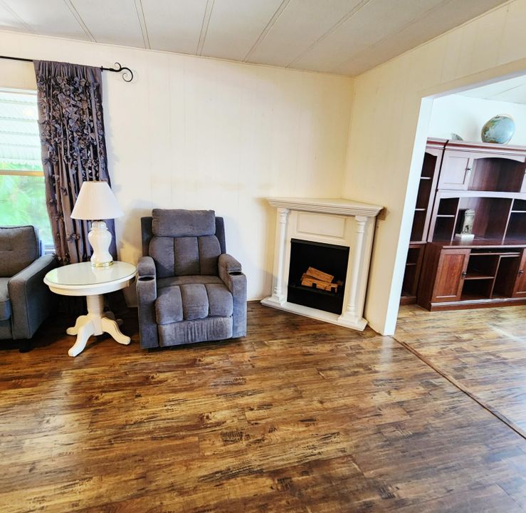 合同活跃: $40,000 (2 贝兹, 2 浴室, 2100 平方英尺)