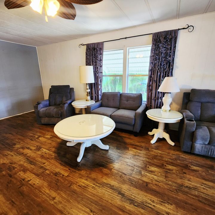 合同活跃: $40,000 (2 贝兹, 2 浴室, 2100 平方英尺)