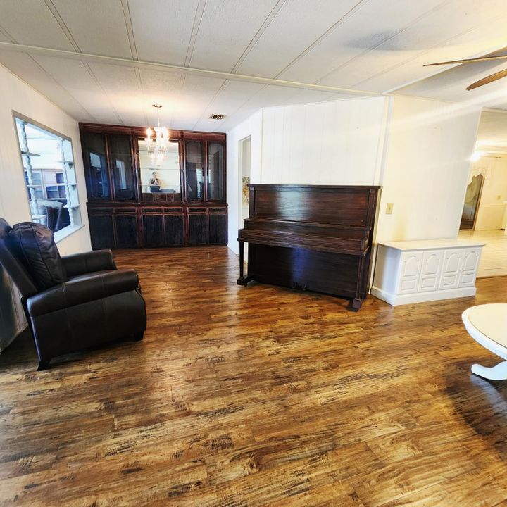 合同活跃: $40,000 (2 贝兹, 2 浴室, 2100 平方英尺)