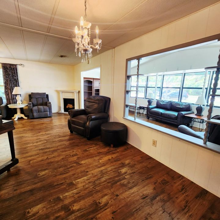 合同活跃: $40,000 (2 贝兹, 2 浴室, 2100 平方英尺)