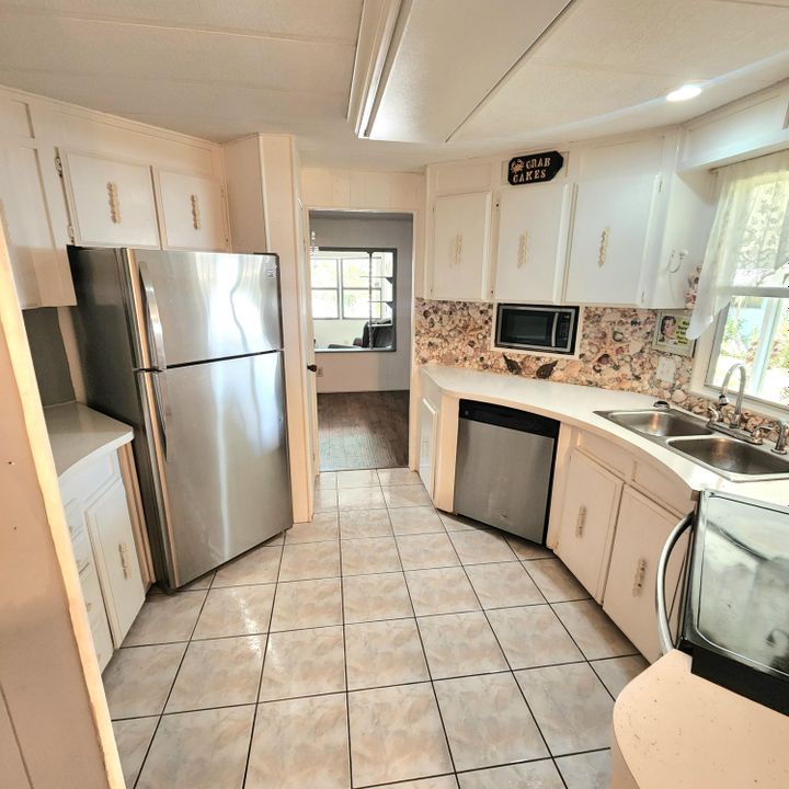 合同活跃: $40,000 (2 贝兹, 2 浴室, 2100 平方英尺)