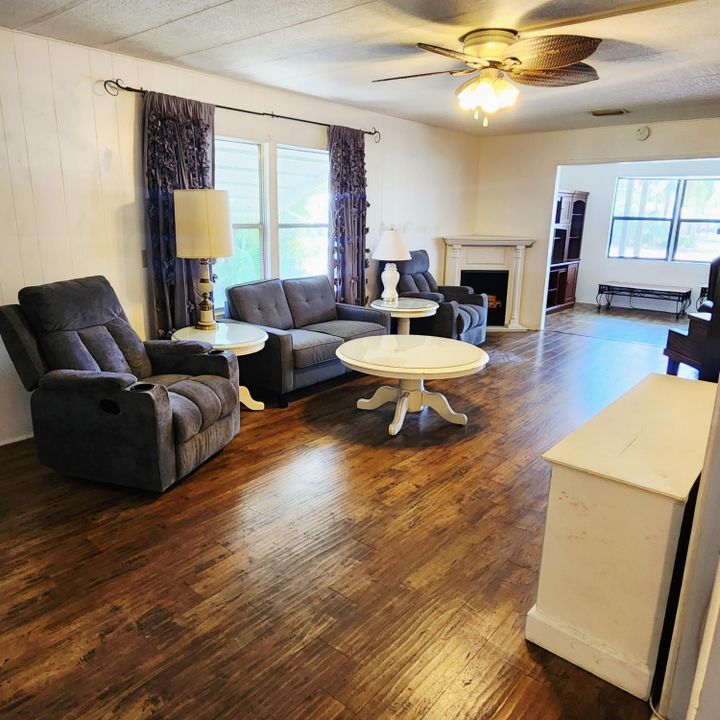 合同活跃: $40,000 (2 贝兹, 2 浴室, 2100 平方英尺)