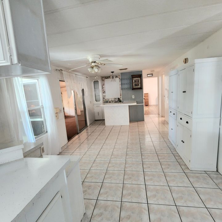 合同活跃: $40,000 (2 贝兹, 2 浴室, 2100 平方英尺)