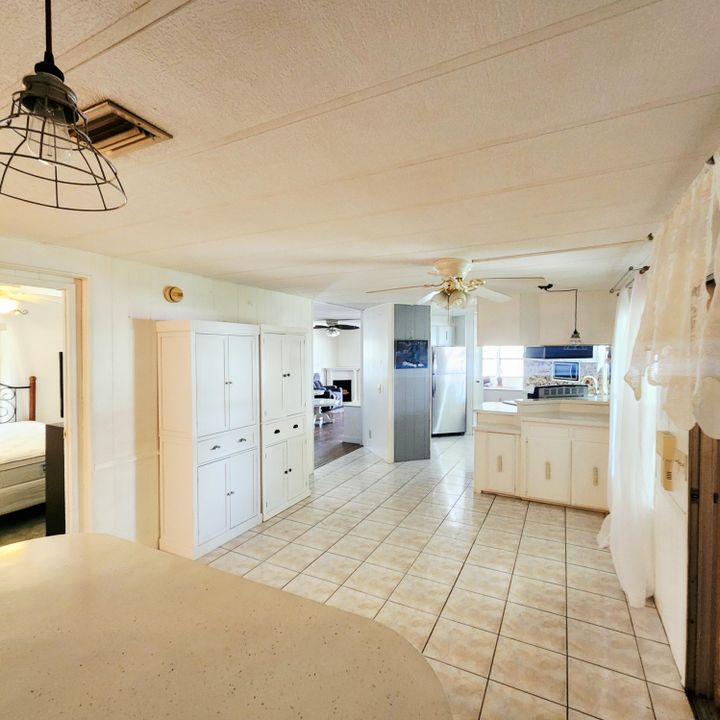 合同活跃: $40,000 (2 贝兹, 2 浴室, 2100 平方英尺)