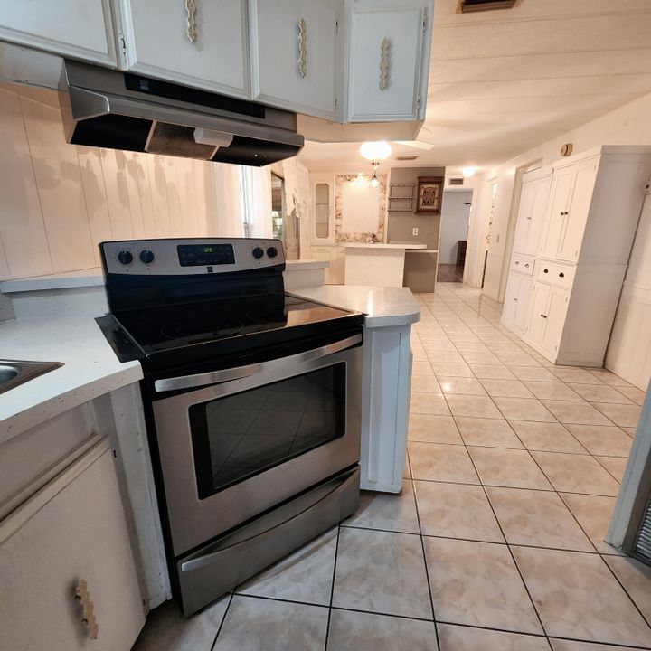 合同活跃: $40,000 (2 贝兹, 2 浴室, 2100 平方英尺)