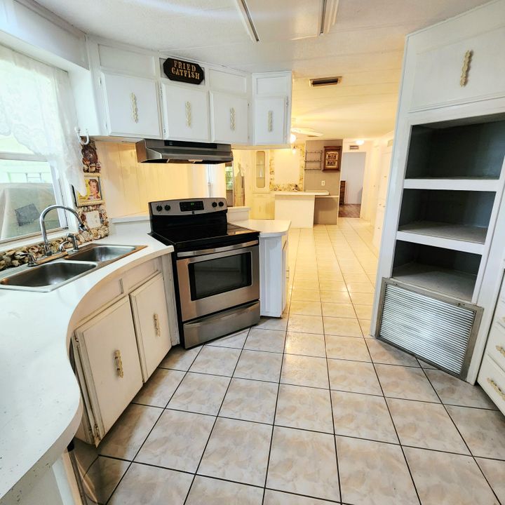 合同活跃: $40,000 (2 贝兹, 2 浴室, 2100 平方英尺)