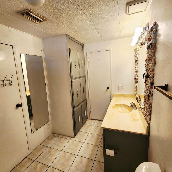 合同活跃: $40,000 (2 贝兹, 2 浴室, 2100 平方英尺)