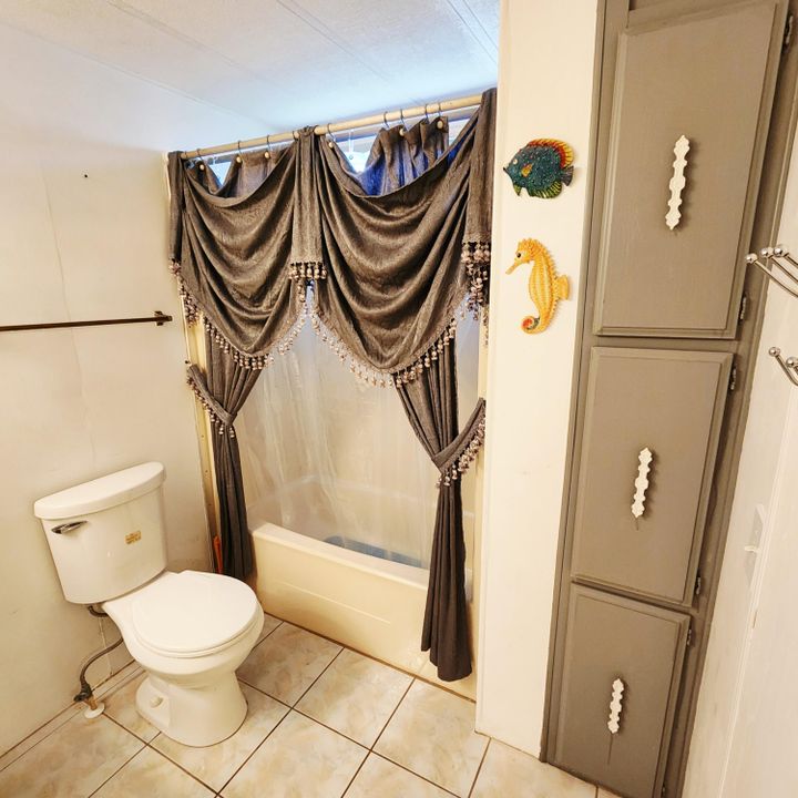 合同活跃: $40,000 (2 贝兹, 2 浴室, 2100 平方英尺)