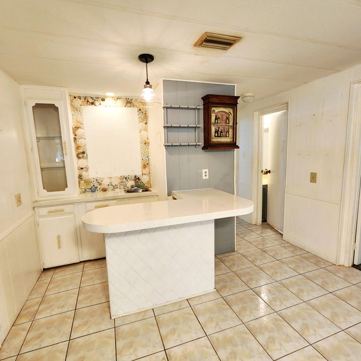 合同活跃: $40,000 (2 贝兹, 2 浴室, 2100 平方英尺)