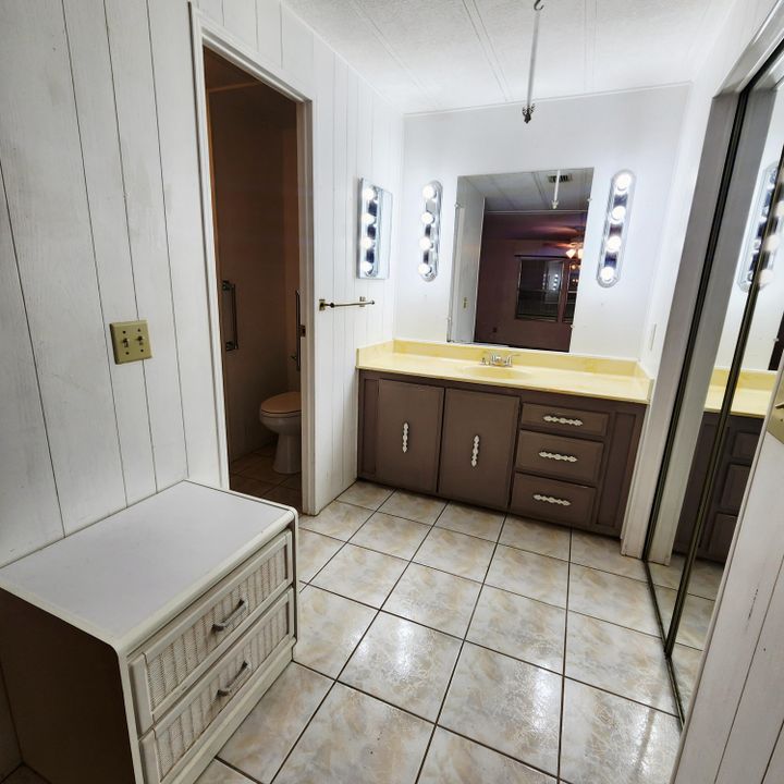 合同活跃: $40,000 (2 贝兹, 2 浴室, 2100 平方英尺)