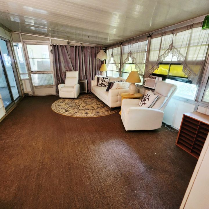 合同活跃: $40,000 (2 贝兹, 2 浴室, 2100 平方英尺)