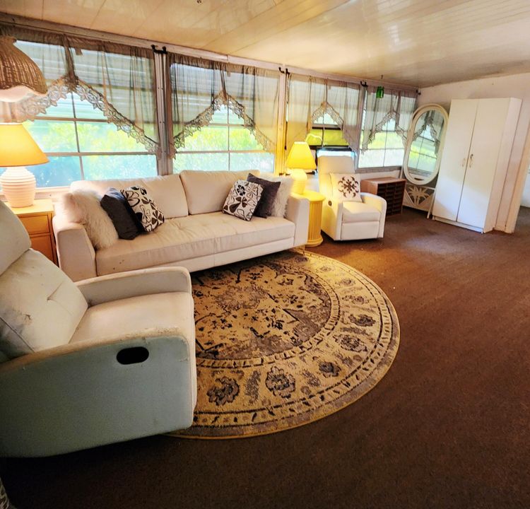 合同活跃: $40,000 (2 贝兹, 2 浴室, 2100 平方英尺)