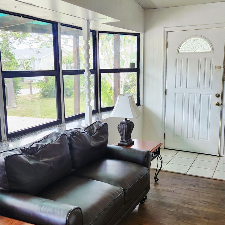 合同活跃: $40,000 (2 贝兹, 2 浴室, 2100 平方英尺)