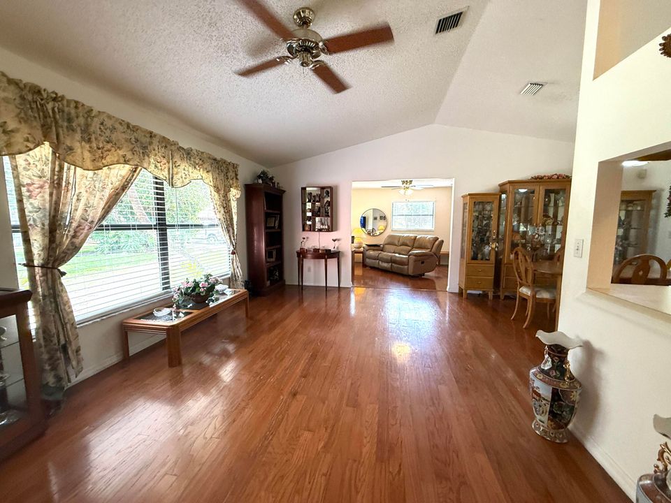 合同活跃: $500,000 (3 贝兹, 2 浴室, 1511 平方英尺)