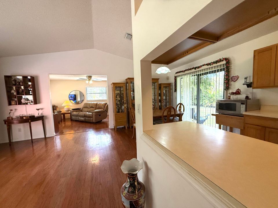 合同活跃: $500,000 (3 贝兹, 2 浴室, 1511 平方英尺)