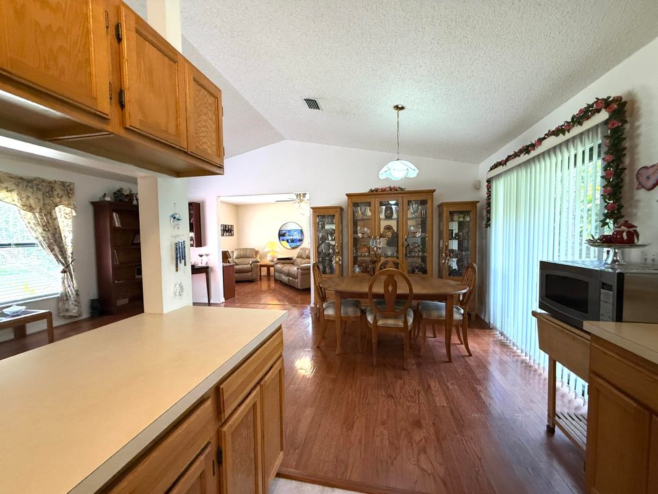 合同活跃: $500,000 (3 贝兹, 2 浴室, 1511 平方英尺)