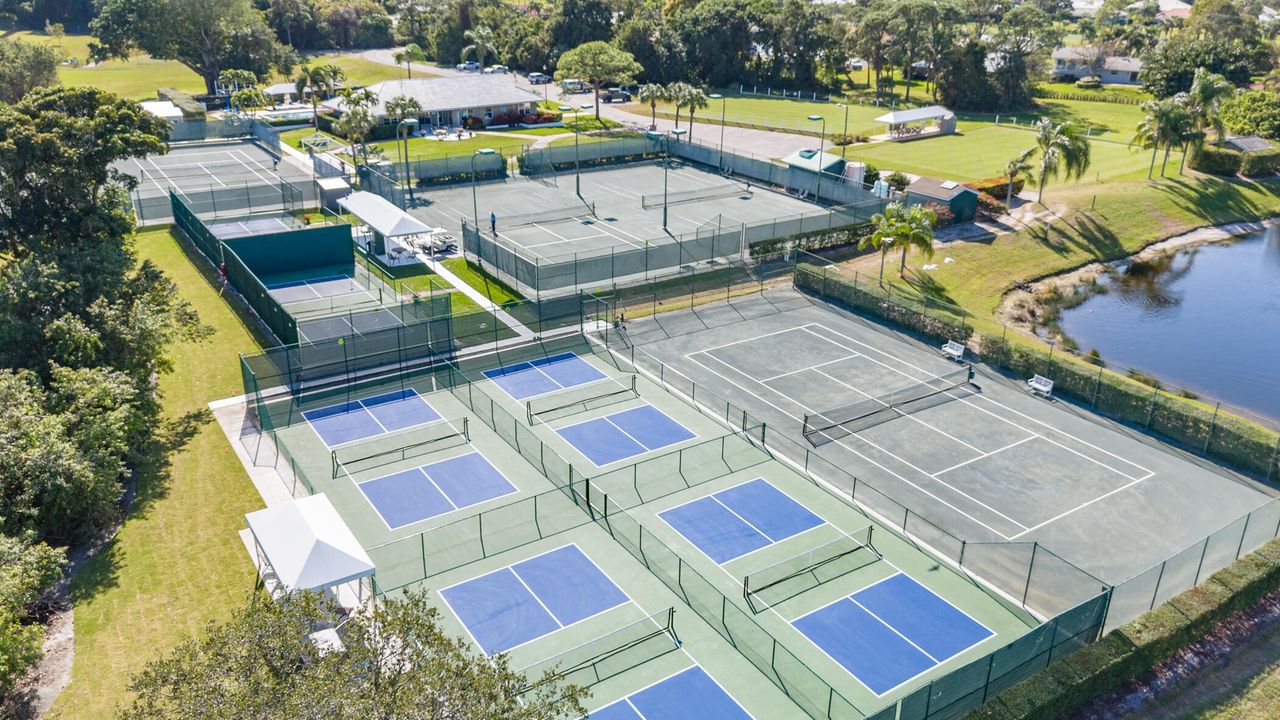 Под контрактом: $1,750,000 (3 спален, 3 ванн, 3630 Квадратных фут)