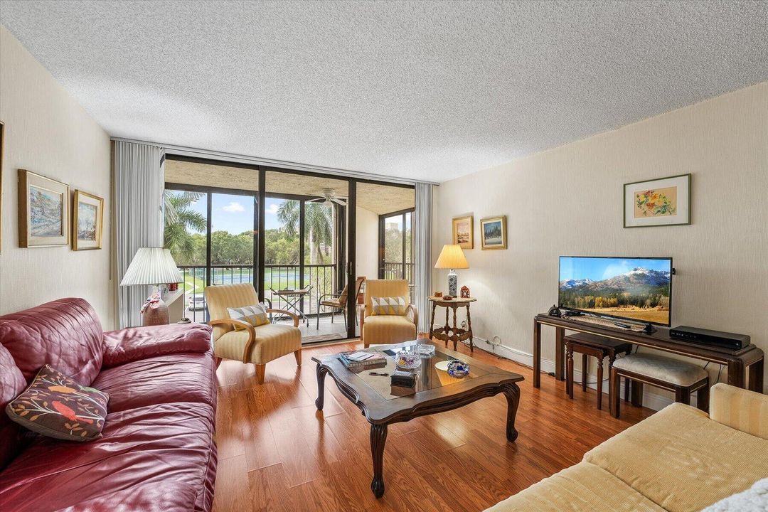 For Sale: $325,000 (2 beds, 2 baths, 1235 Square Feet)