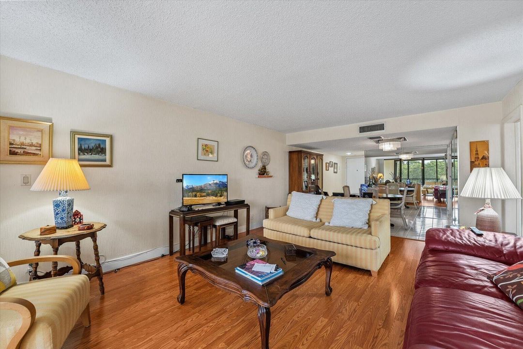 For Sale: $325,000 (2 beds, 2 baths, 1235 Square Feet)