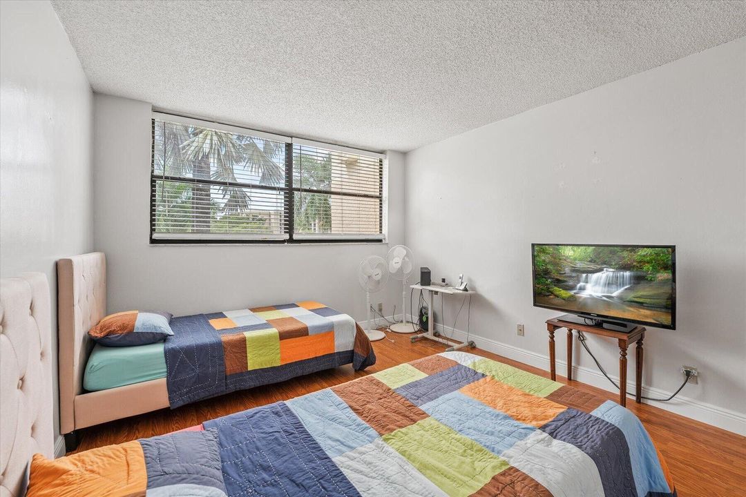 For Sale: $325,000 (2 beds, 2 baths, 1235 Square Feet)