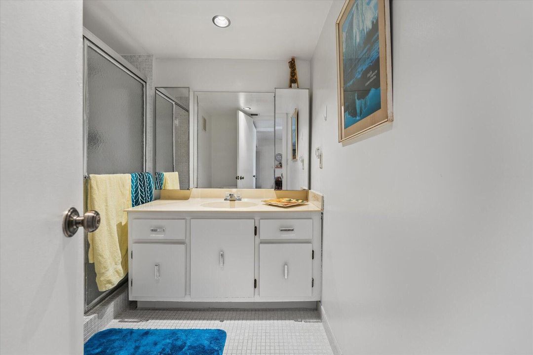 For Sale: $325,000 (2 beds, 2 baths, 1235 Square Feet)