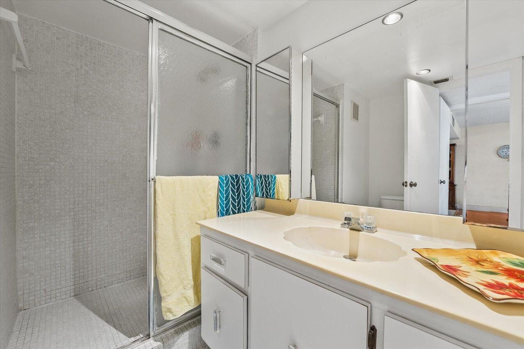 For Sale: $325,000 (2 beds, 2 baths, 1235 Square Feet)