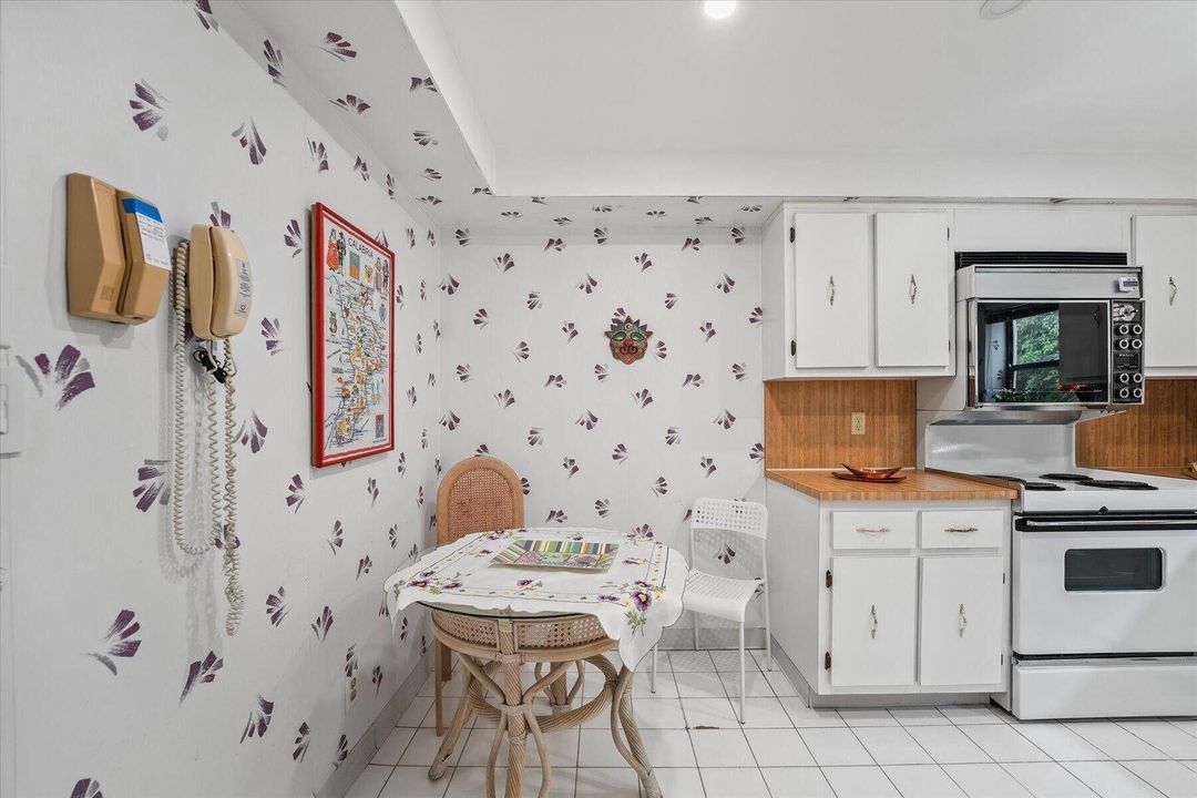 For Sale: $325,000 (2 beds, 2 baths, 1235 Square Feet)