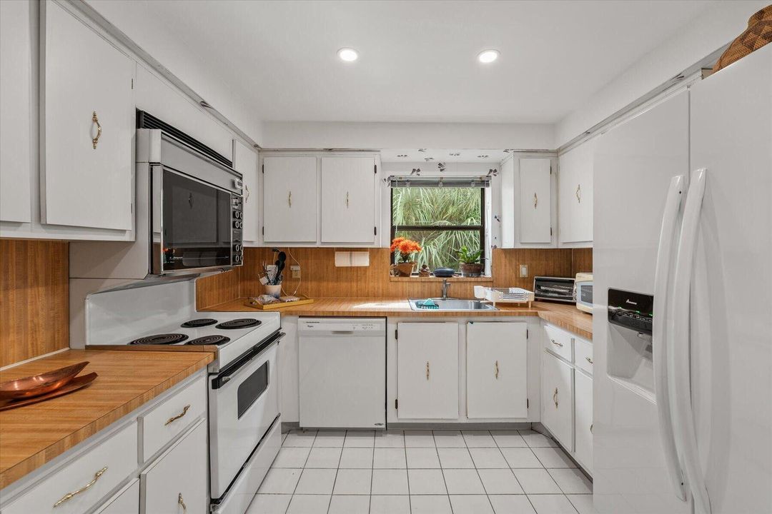 For Sale: $325,000 (2 beds, 2 baths, 1235 Square Feet)