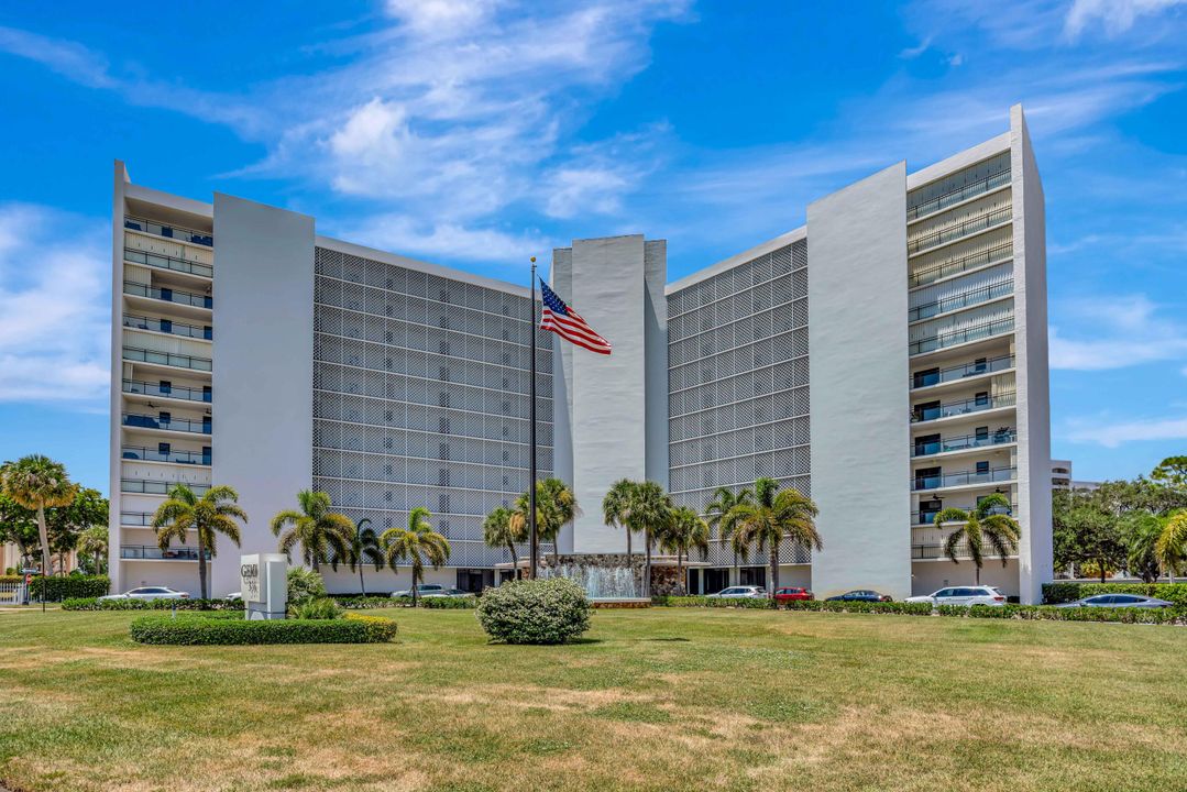 Active With Contract: $384,999 (2 beds, 2 baths, 1143 Square Feet)